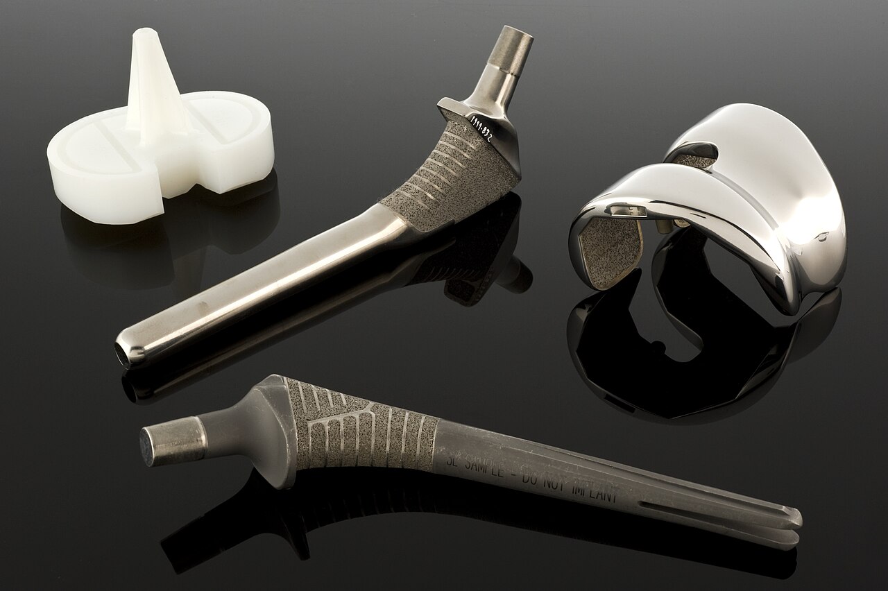Hip joint replacement implant